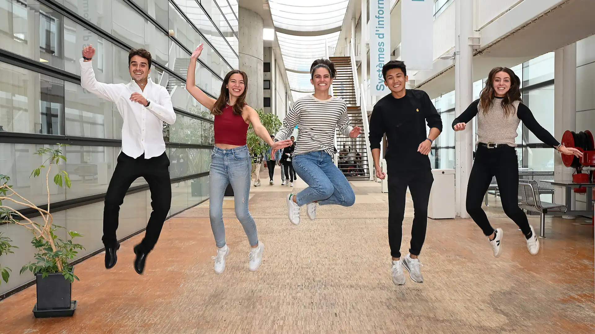 5 élèves ESIEE Paris dynamiques sautant en l'air à l'intérieur de l'école